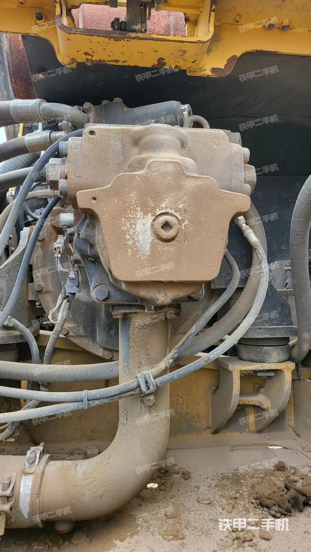 液壓泵艙室正面整體(整機外觀) 液壓泵艙室正面整體(整機外觀)