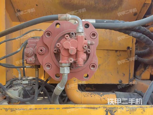 液压泵舱室正面整体(整机外观) 液压泵舱室正面整体(整机外观)