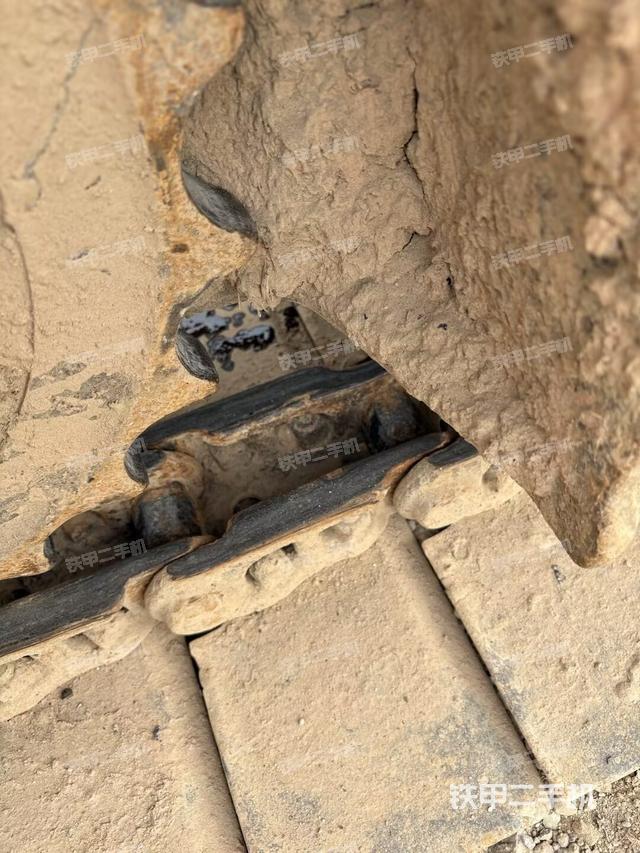 单侧履带整体(整机外观) 单侧履带整体(整机外观)