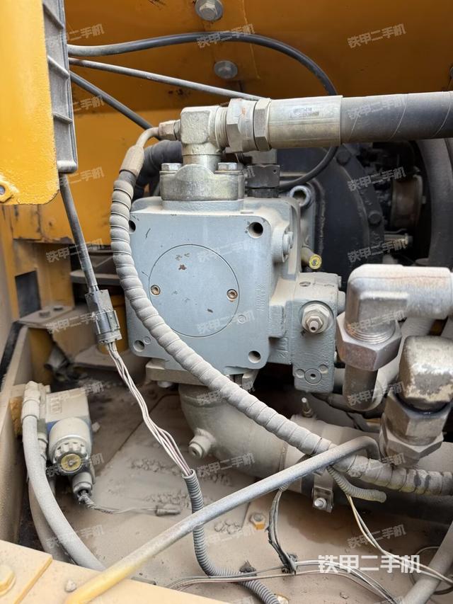 液壓泵艙室正面整體(整機外觀) 液壓泵艙室正面整體(整機外觀)