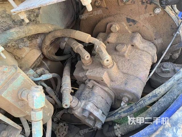 液壓泵艙室正面整體(整機外觀) 液壓泵艙室正面整體(整機外觀)