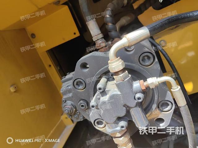 液压泵舱室正面整体(整机外观) 液压泵舱室正面整体(整机外观)