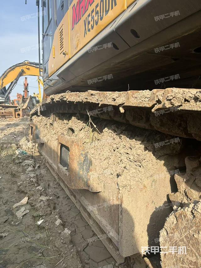 單側(cè)履帶整體(整機外觀) 單側(cè)履帶整體(整機外觀)