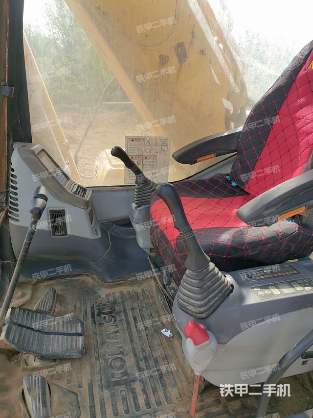 駕駛室整體(整機(jī)外觀) 駕駛室整體(整機(jī)外觀)