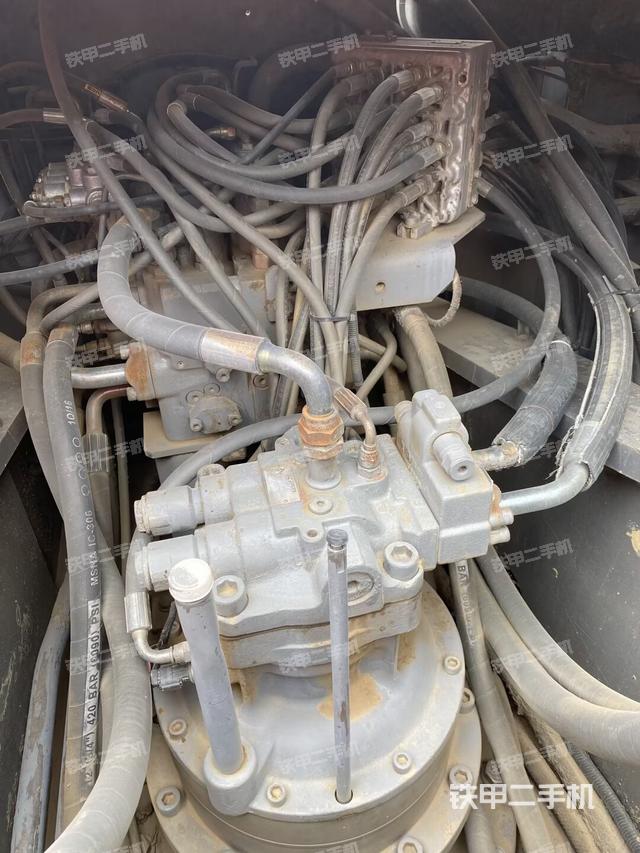 回轉(zhuǎn)馬達(dá)和主控閥(整機(jī)外觀) 回轉(zhuǎn)馬達(dá)和主控閥(整機(jī)外觀)