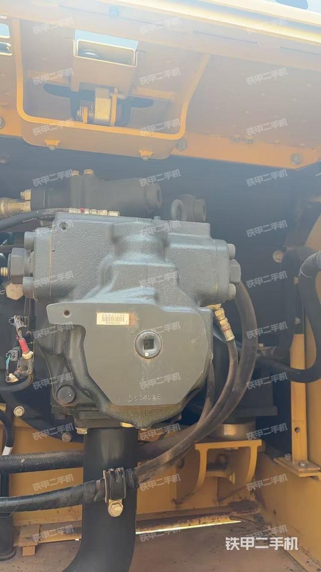 液壓泵艙室正面整體(整機(jī)外觀) 液壓泵艙室正面整體(整機(jī)外觀)