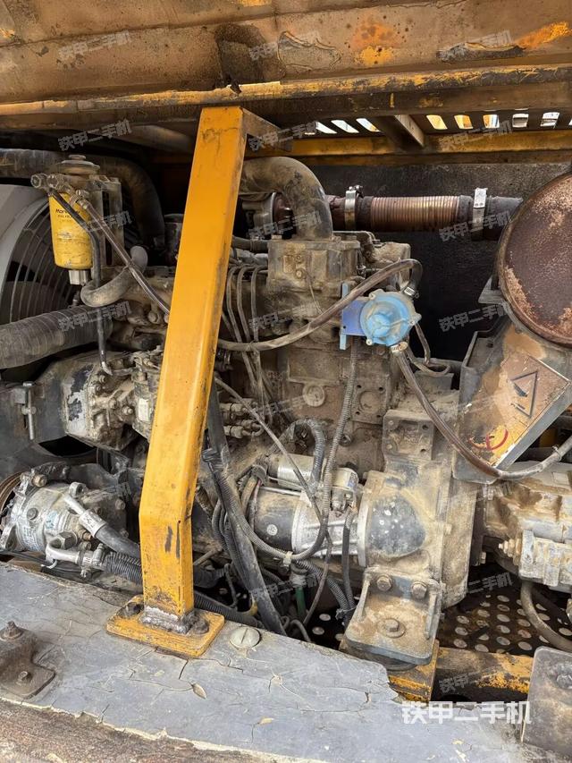 回转马达和主控阀(整机外观) 回转马达和主控阀(整机外观)