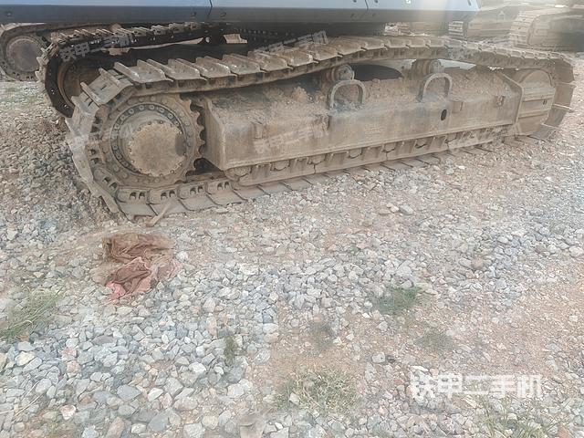 單側(cè)履帶整體(整機(jī)外觀) 單側(cè)履帶整體(整機(jī)外觀)