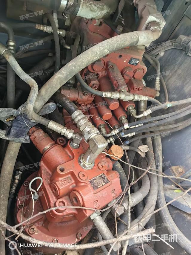 回轉(zhuǎn)馬達(dá)和主控閥(整機(jī)外觀) 回轉(zhuǎn)馬達(dá)和主控閥(整機(jī)外觀)