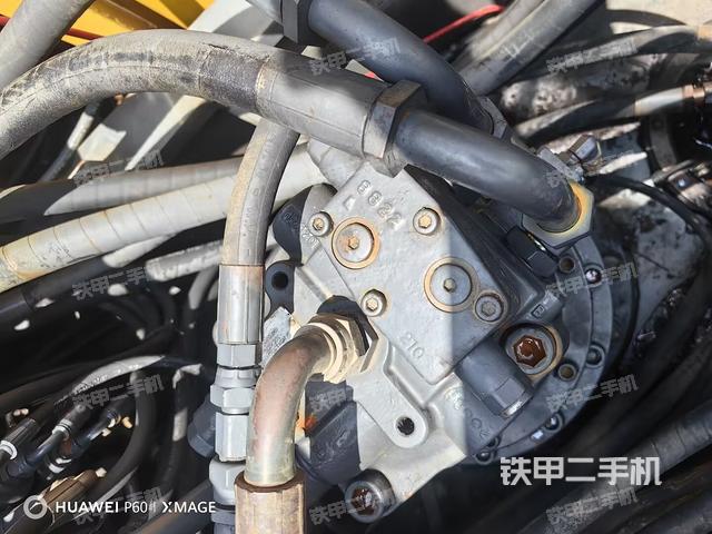 回转马达和主控阀(整机外观) 回转马达和主控阀(整机外观)