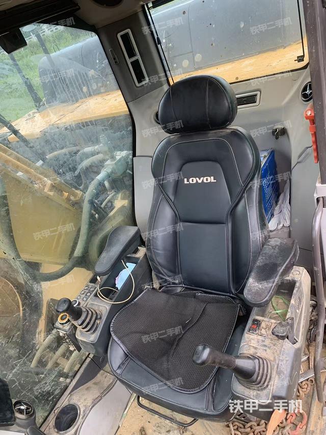 駕駛室整體(整機(jī)外觀) 駕駛室整體(整機(jī)外觀)