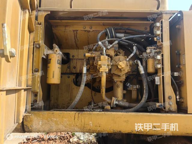 液壓泵艙室正面整體(整機外觀) 液壓泵艙室正面整體(整機外觀)