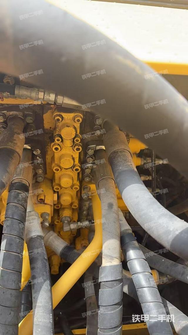 回轉馬達和主控閥（整機外觀）