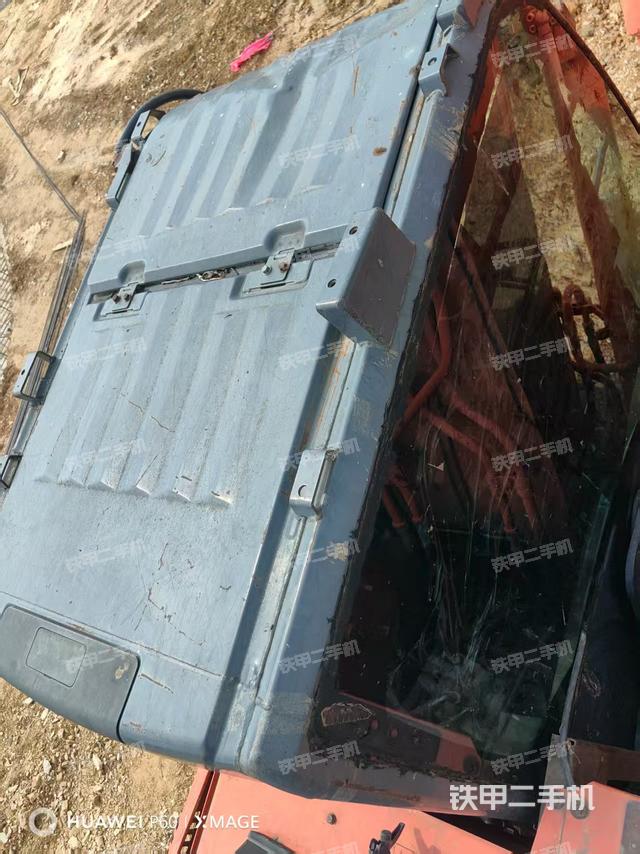 駕駛室頂部(整機(jī)外觀) 駕駛室頂部(整機(jī)外觀)