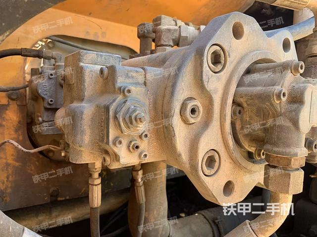 液压泵舱室正面整体(整机外观) 液压泵舱室正面整体(整机外观)