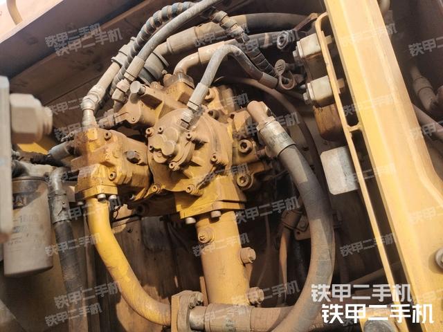 液壓泵艙室正面整體(整機外觀) 液壓泵艙室正面整體(整機外觀)