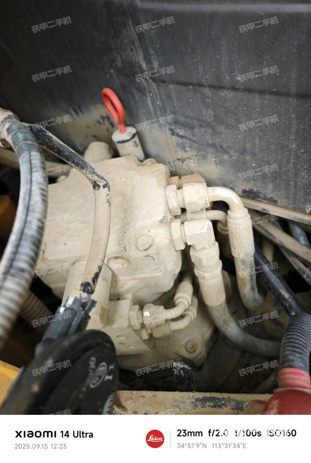 回轉(zhuǎn)馬達和主控閥(整機外觀) 回轉(zhuǎn)馬達和主控閥(整機外觀)