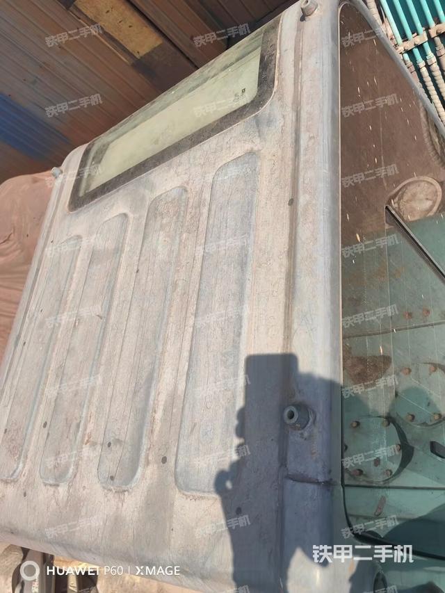 駕駛室頂部(整機(jī)外觀) 駕駛室頂部(整機(jī)外觀)