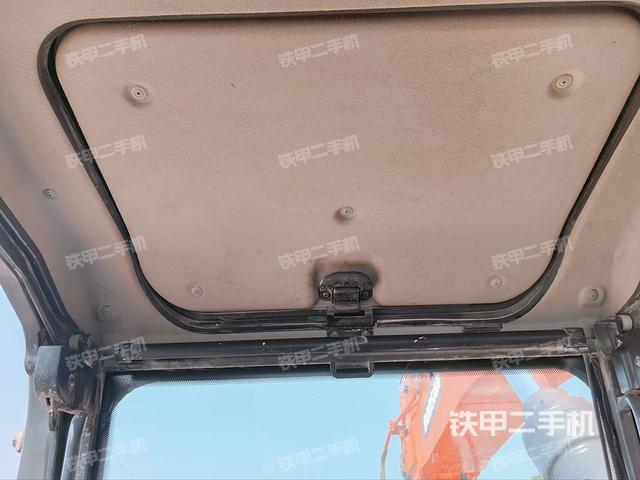 驾驶室顶部(整机外观) 驾驶室顶部(整机外观)