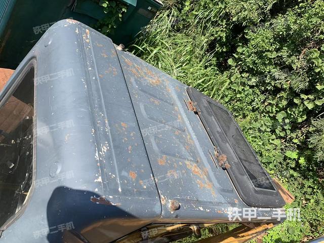 駕駛室頂部(整機(jī)外觀) 駕駛室頂部(整機(jī)外觀)