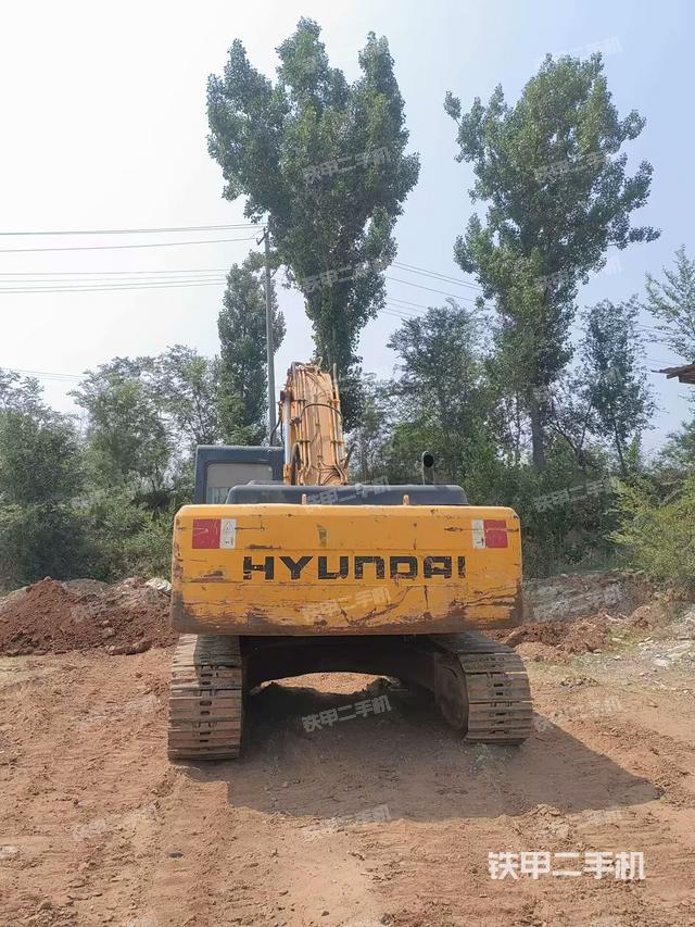 驾驶室顶部(整机外观) 驾驶室顶部(整机外观)