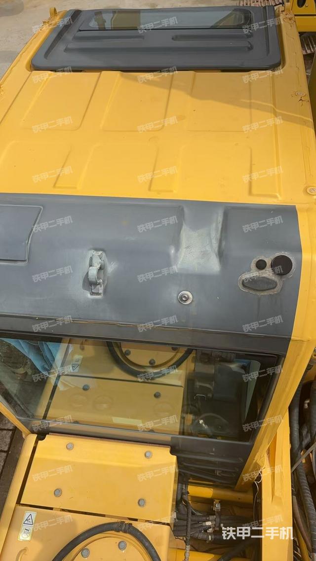 駕駛室頂部(整機(jī)外觀) 駕駛室頂部(整機(jī)外觀)