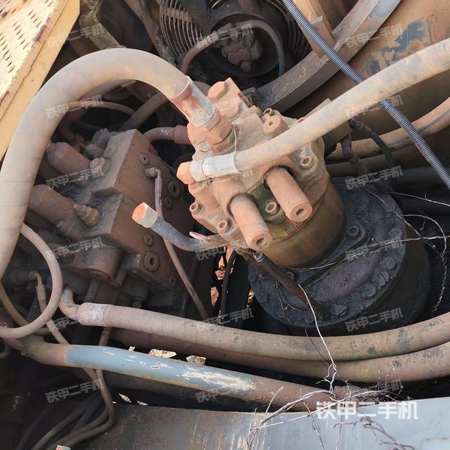 回转马达和主控阀(整机外观) 回转马达和主控阀(整机外观)