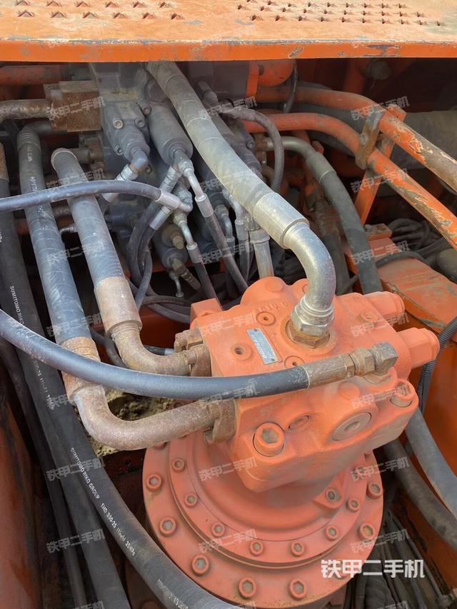 回转马达和主控阀(整机外观) 回转马达和主控阀(整机外观)