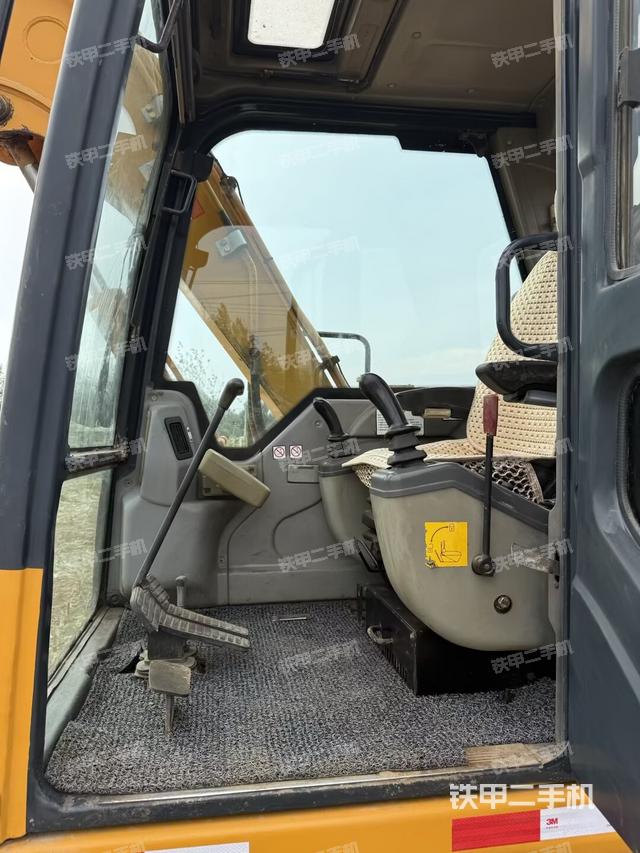 駕駛室頂部(整機外觀) 駕駛室頂部(整機外觀)