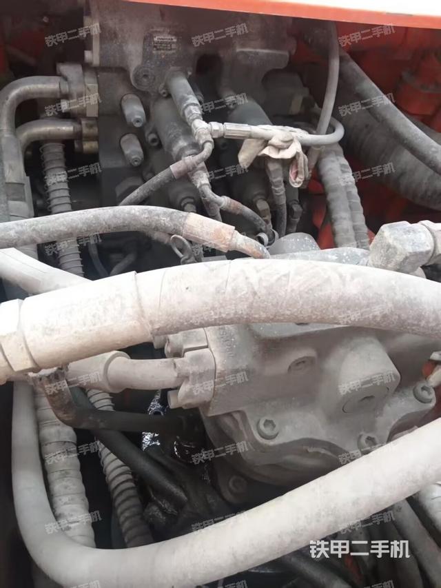 回轉(zhuǎn)馬達(dá)和主控閥(整機外觀) 回轉(zhuǎn)馬達(dá)和主控閥(整機外觀)