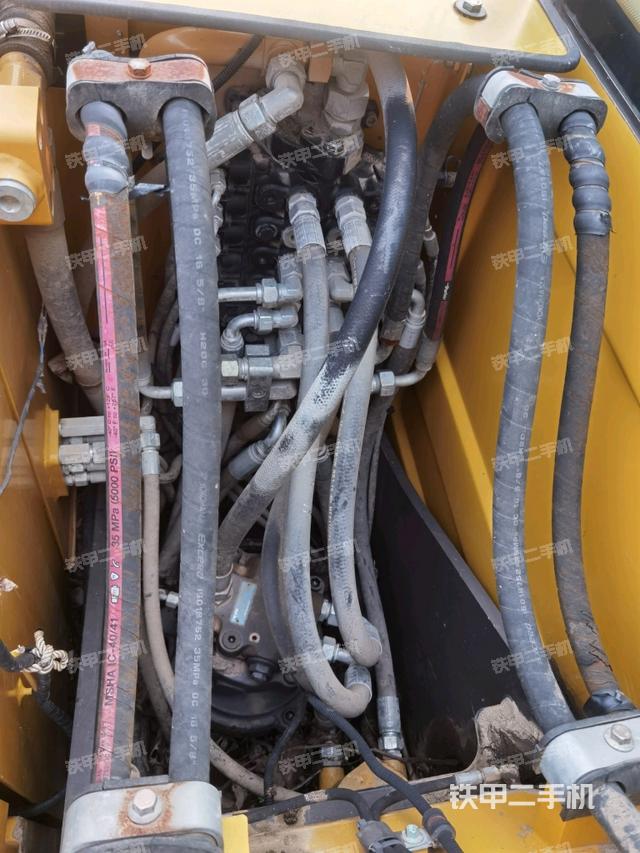 回转马达和主控阀（整机外观）