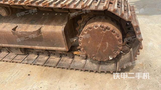 單側(cè)履帶整體(整機(jī)外觀) 單側(cè)履帶整體(整機(jī)外觀)