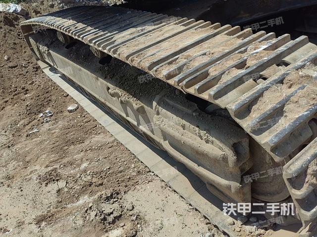 單側(cè)履帶整體(整機(jī)外觀) 單側(cè)履帶整體(整機(jī)外觀)