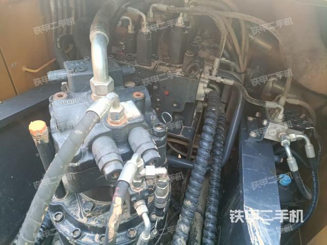 回转马达和主控阀(整机外观) 回转马达和主控阀(整机外观)