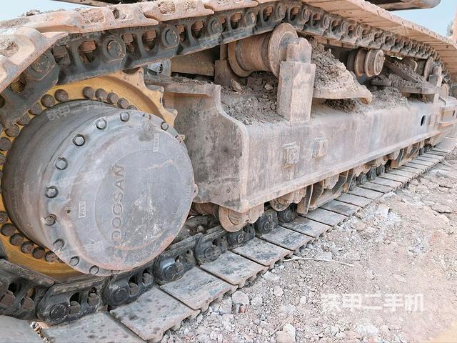 单侧履带整体(整机外观) 单侧履带整体(整机外观)