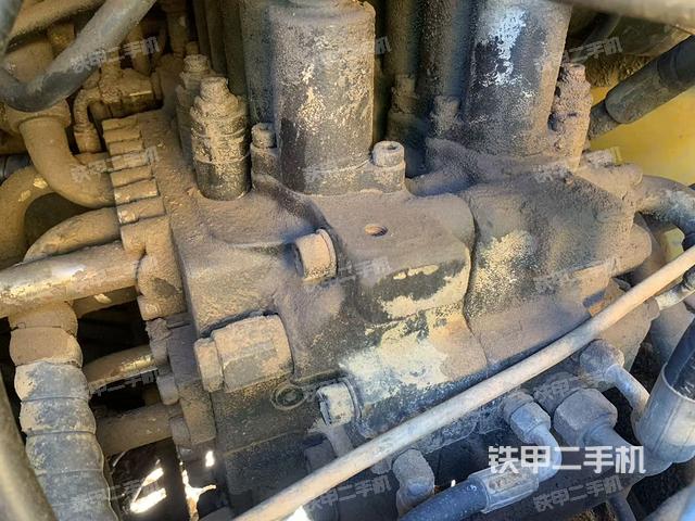 回轉(zhuǎn)馬達(dá)和主控閥(整機(jī)外觀) 回轉(zhuǎn)馬達(dá)和主控閥(整機(jī)外觀)