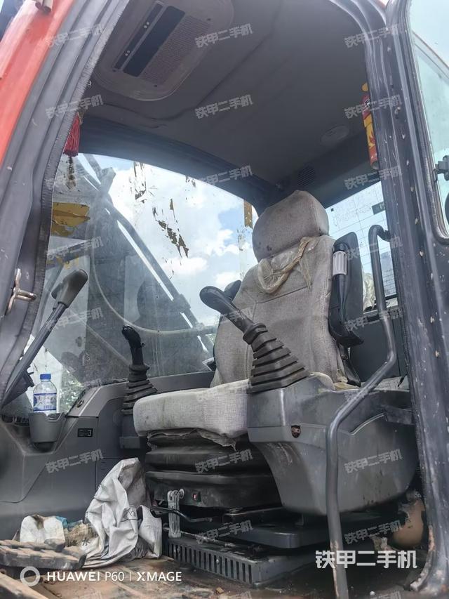 駕駛室整體(整機(jī)外觀) 駕駛室整體(整機(jī)外觀)