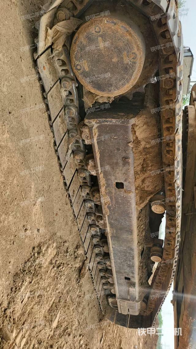 单侧履带整体(整机外观) 单侧履带整体(整机外观)