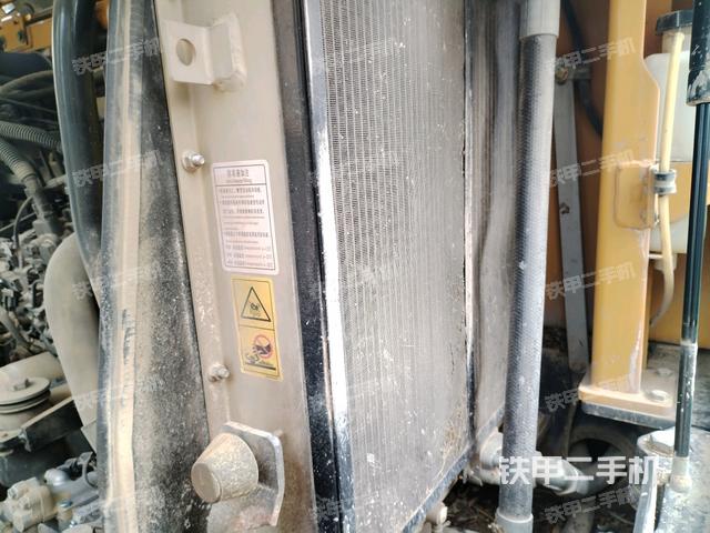 回转马达和主控阀(整机外观) 回转马达和主控阀(整机外观)