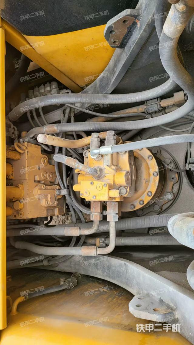 回轉(zhuǎn)馬達(dá)和主控閥(整機(jī)外觀(guān)) 回轉(zhuǎn)馬達(dá)和主控閥(整機(jī)外觀(guān))