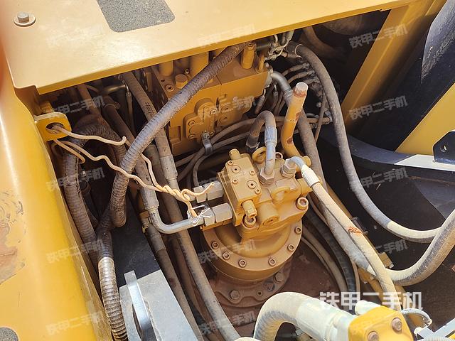 回轉馬達和主控閥(整機外觀) 回轉馬達和主控閥(整機外觀)