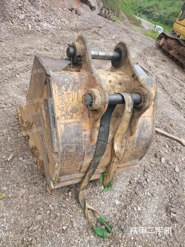 鏟斗右后整體(工作和回轉(zhuǎn)裝置) 鏟斗右后整體(工作和回轉(zhuǎn)裝置)