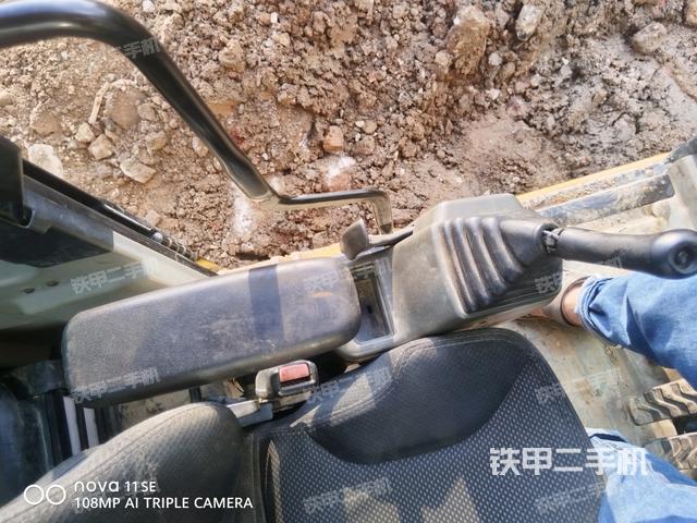 座椅右側(cè)控制臺(tái)/鑰匙門(mén)/油門(mén)/含右手柄(駕駛室部分) 座椅右側(cè)控制臺(tái)/鑰匙門(mén)/油門(mén)/含右手柄(駕駛室部分)