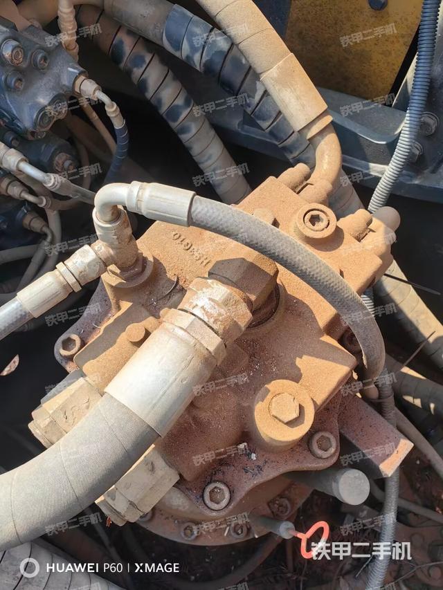 回轉馬達和主控閥(整機外觀) 回轉馬達和主控閥(整機外觀)