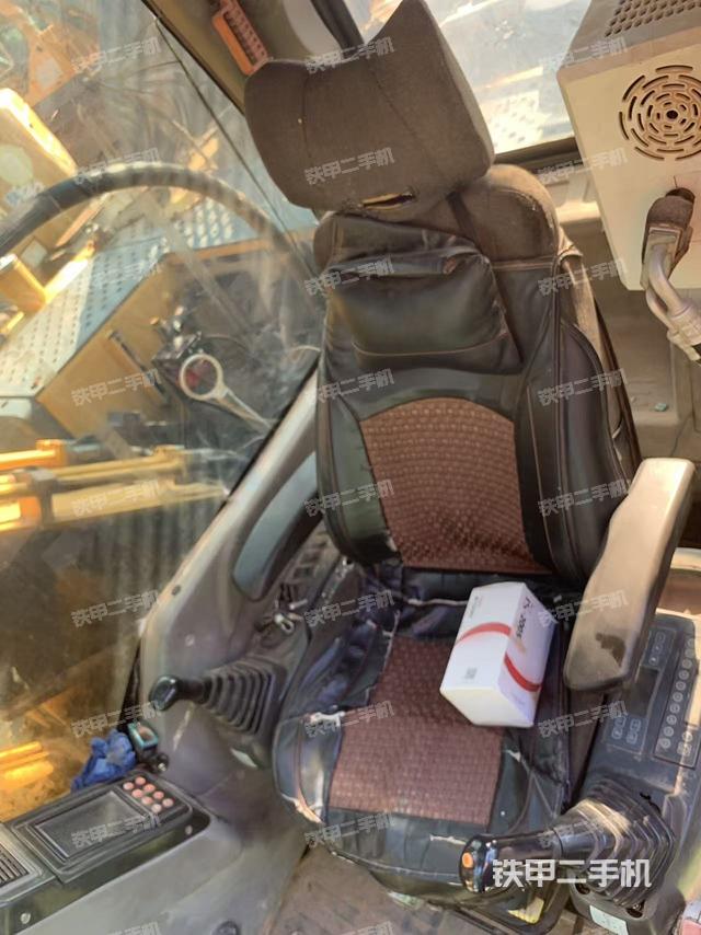 駕駛室整體(整機(jī)外觀) 駕駛室整體(整機(jī)外觀)