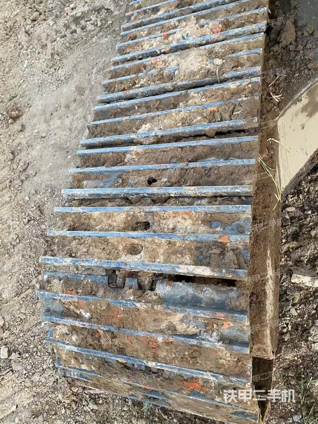 单侧履带整体(整机外观) 单侧履带整体(整机外观)