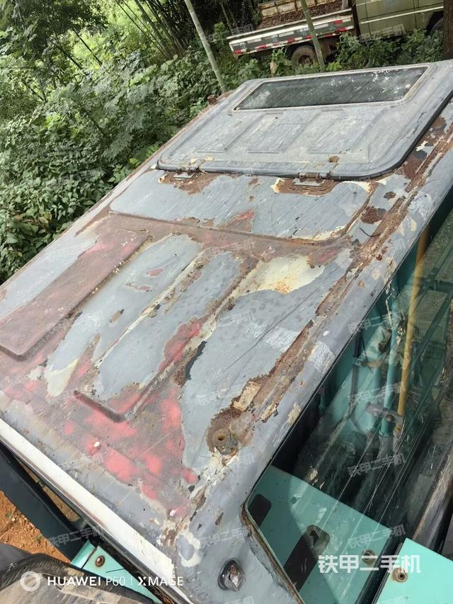 駕駛室頂部(整機(jī)外觀) 駕駛室頂部(整機(jī)外觀)