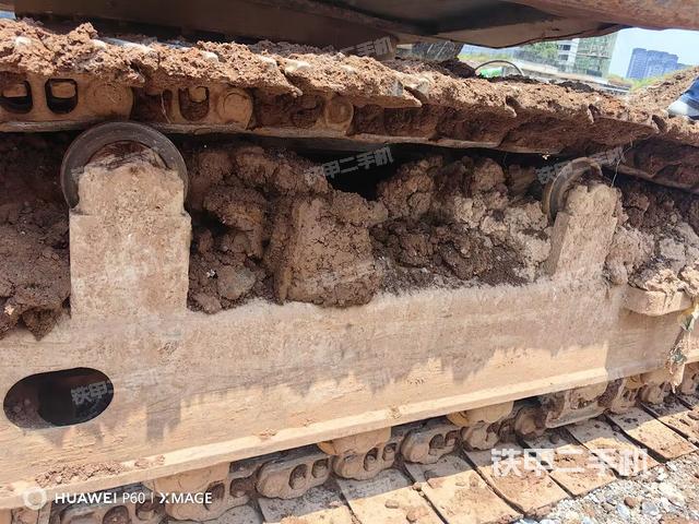 單側(cè)履帶整體(整機(jī)外觀) 單側(cè)履帶整體(整機(jī)外觀)