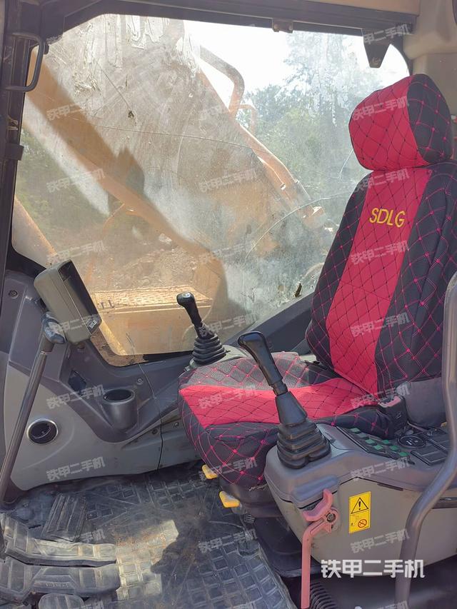 駕駛室整體(整機(jī)外觀) 駕駛室整體(整機(jī)外觀)