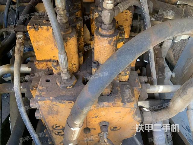 回转马达和主控阀(整机外观) 回转马达和主控阀(整机外观)